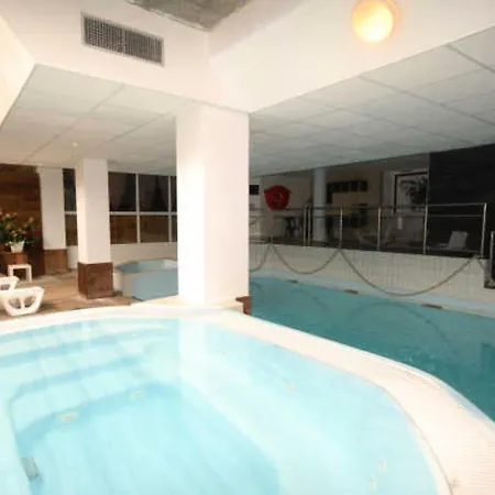 Le - Piscine 13 - Pour 4 Personnes Mae-8744